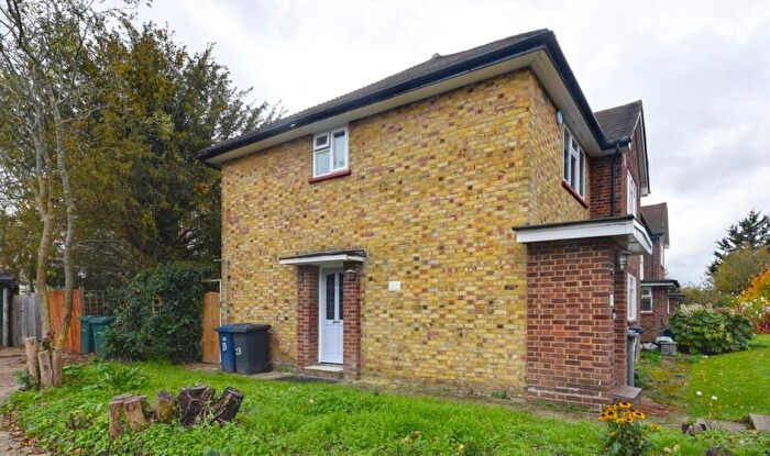 2 Bedroom Maisonette For Sale In Cromwell Close, East Finchley, N2