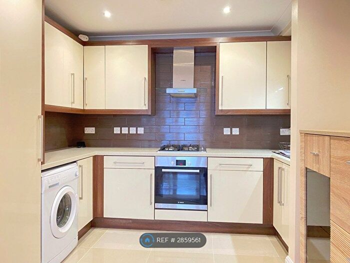 2 Bedroom Flat To Rent In Stoke Gardens, Slough, SL1