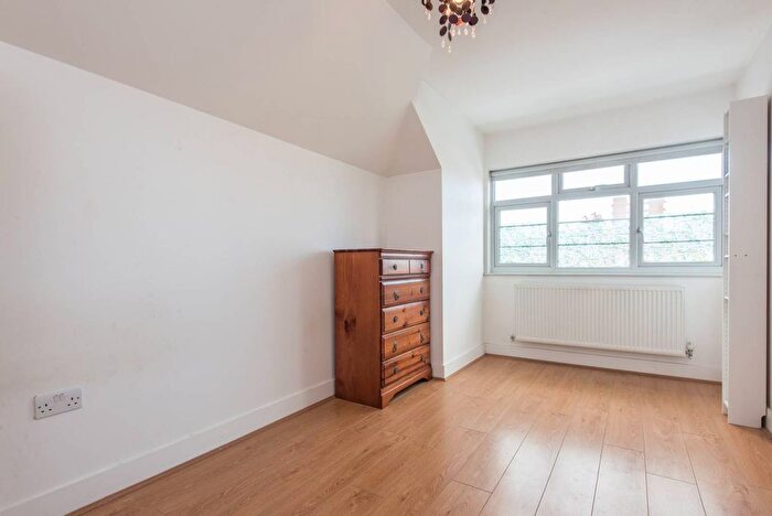1 Bedroom Flat To Rent In Crest Court, Hendon, London, NW4