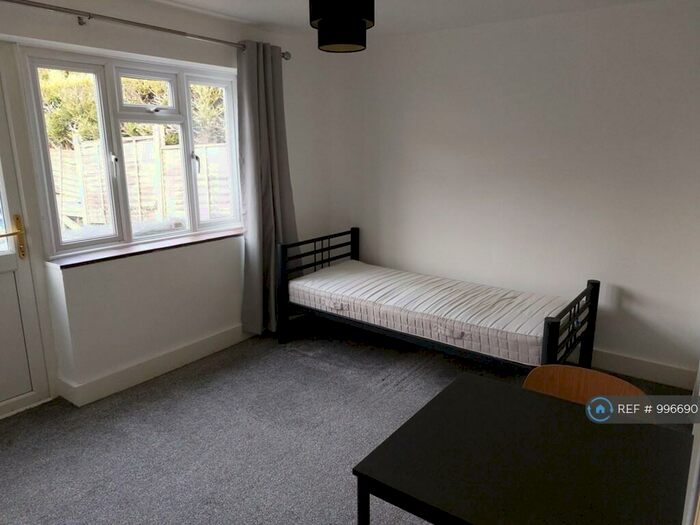 Studio To Rent In Studio, Camberley, GU15