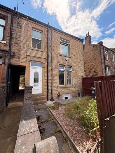 3 Bedroom Terraced House To Rent In Cross Lane, Newsome, Huddersfield, HD4