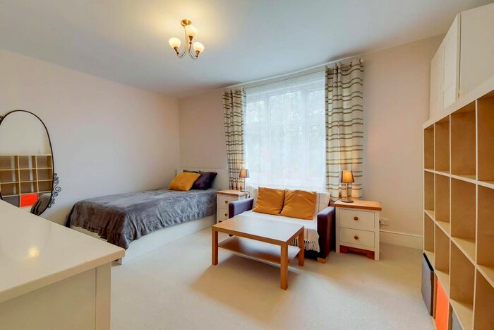 Studio To Rent In Welldon Crescent, Harrow, HA1