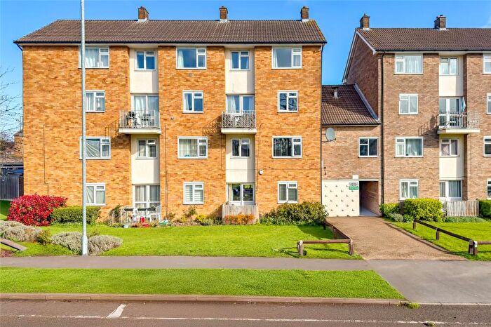 2 Bedroom Apartment For Sale In The Ridgeway, St. Albans, Hertfordshire, AL4
