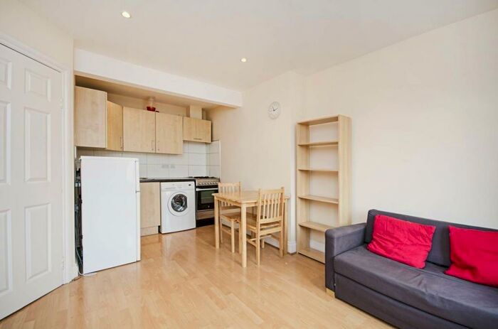 2 Bedroom Flat To Rent In Finchley Road, Temple Fortune, London, NW11