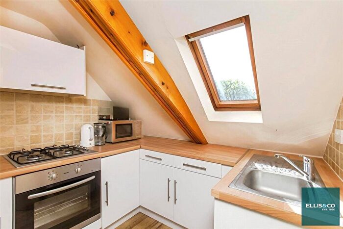 Apartment To Rent In Ashbourne Avenue, Golders Green, NW11