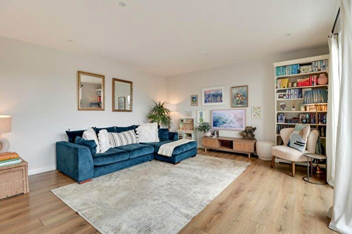 2 Bedroom Flat For Sale In Littleworth Road, Esher, KT10