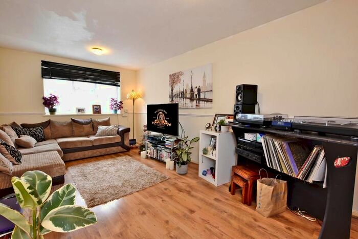 1 Bedroom Flat To Rent In Throstle Place, Boundary Way, Watford, WD25