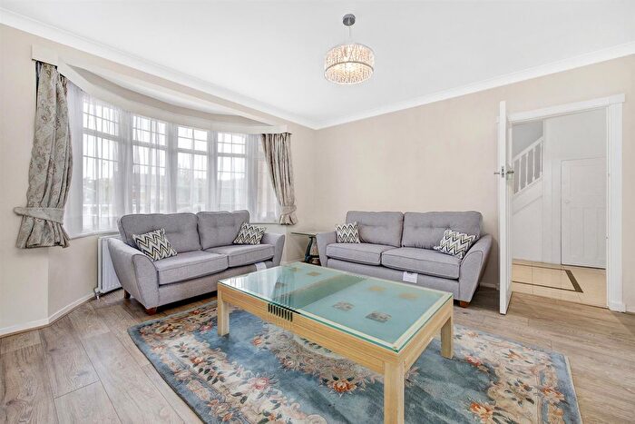 4 Bedroom Detached House To Rent In High Road, London, N20