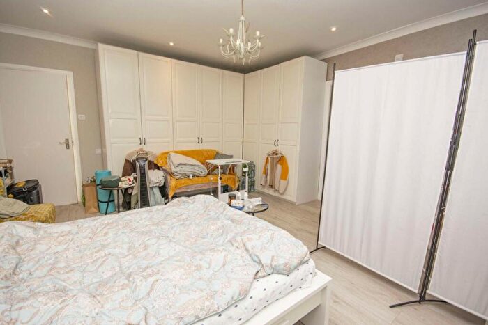 Studio To Rent In Sherwood Road, London, NW4