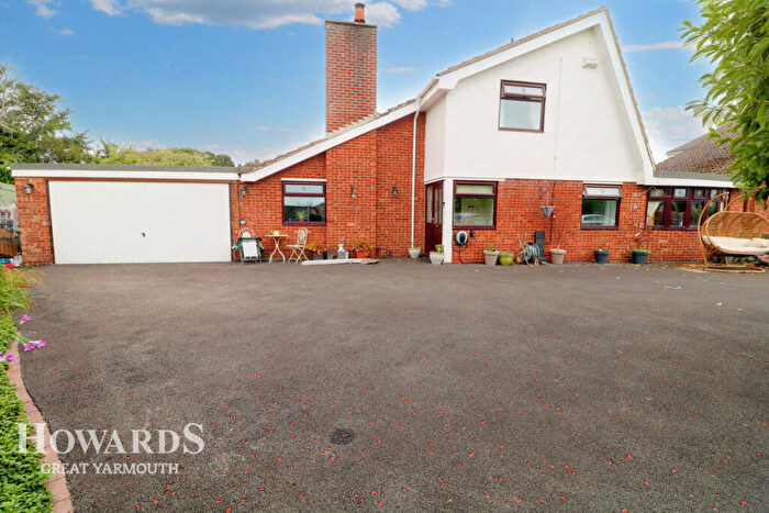 3 Bedroom Detached House For Sale In Conifer Close, Ormesby, NR29