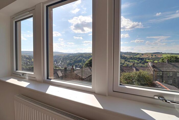 4 Bedroom Detached House For Sale In Cliff Road, Holmfirth, West Yorkshire, HD9