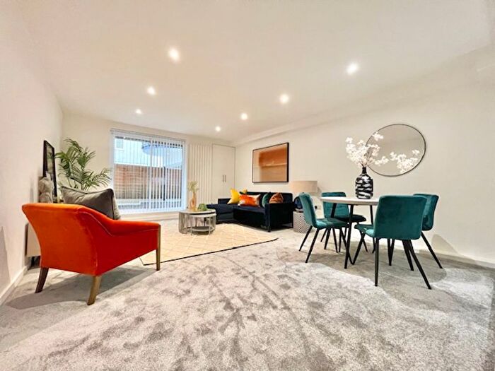 3 Bedroom Flat To Rent In Shad Thames, SE1