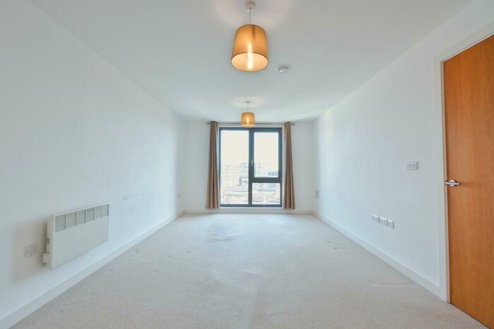 2 Bedroom Apartment To Rent In Queensway, Redhill, RH1