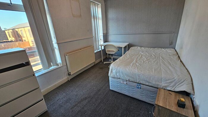 4 Bedroom Flat To Rent In Hathersage Road (Part Bills Inc), Manchester, M13