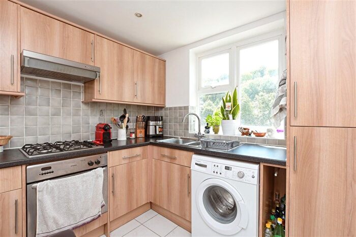 1 Bedroom Flat For Sale In Croydon Road, Caterham, Surrey, CR3