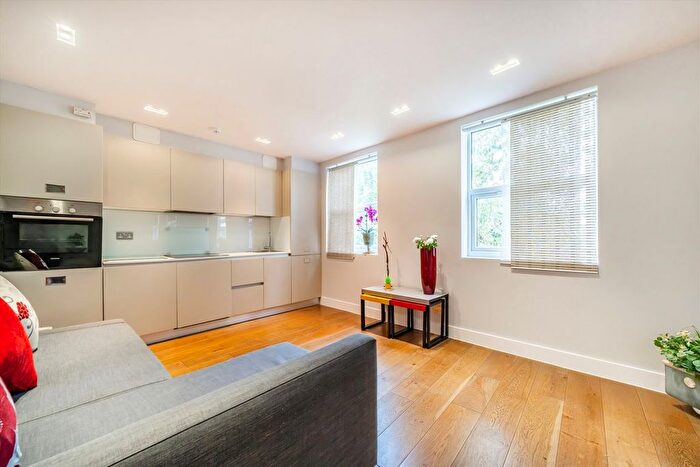 1 Bedroom Flat For Sale In Uxbridge Road, Shepherds Bush, W12