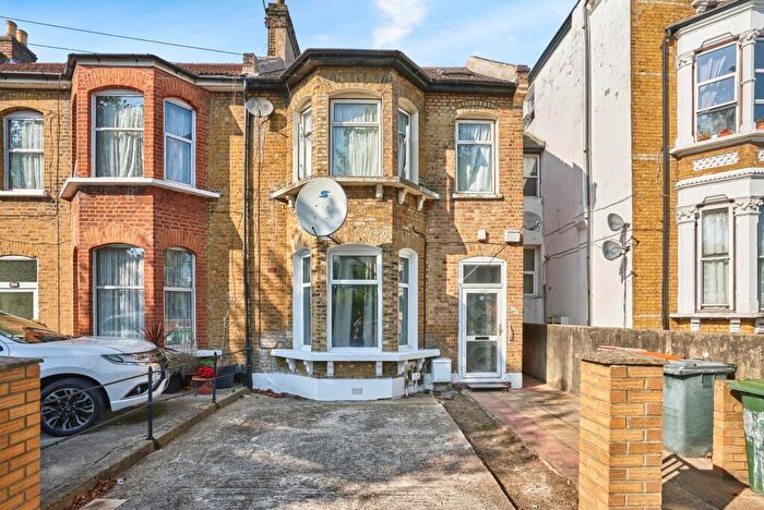 3 Bedroom Flat To Rent In Earlham Grove, E7