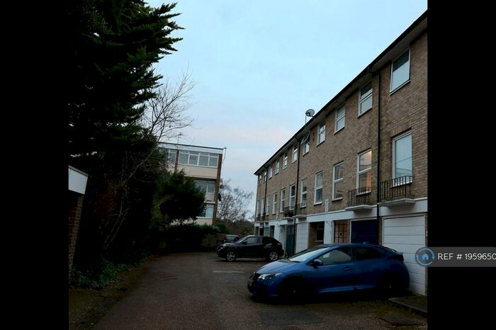 4 Bedroom Terraced House To Rent In Fairview Close, Woking, GU22