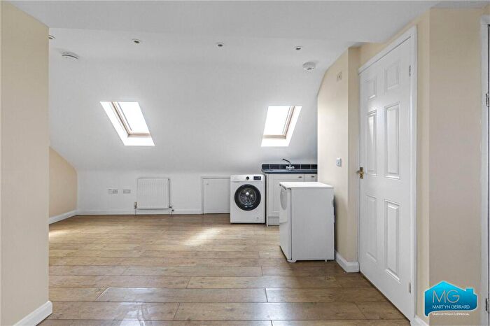 Apartment To Rent In High Road, North Finchley, London, N12