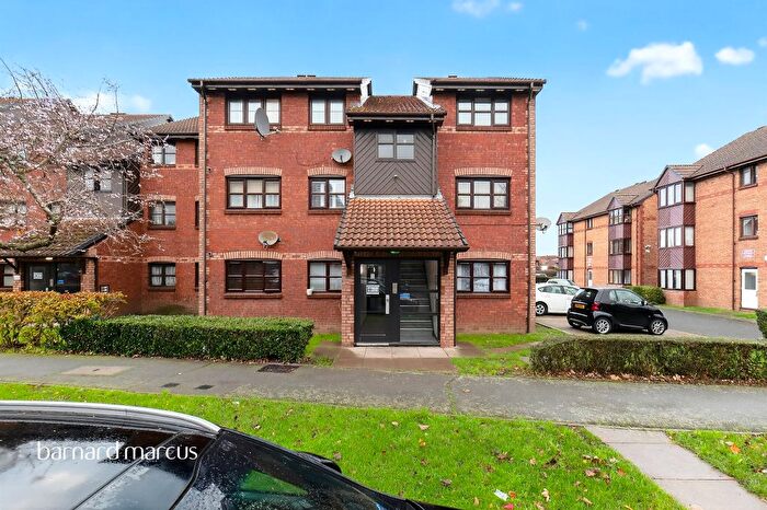 2 Bedroom Flat For Sale In Lowry Crescent, Mitcham, CR4