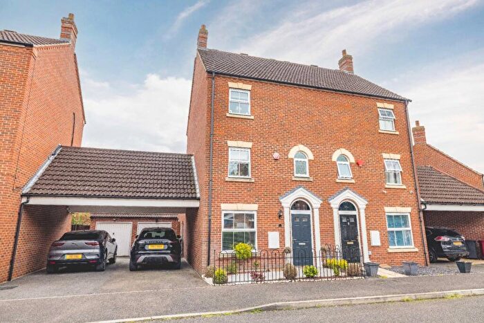 4 Bedroom Semi-Detached House For Sale In Parsons Road, Langley, SL3