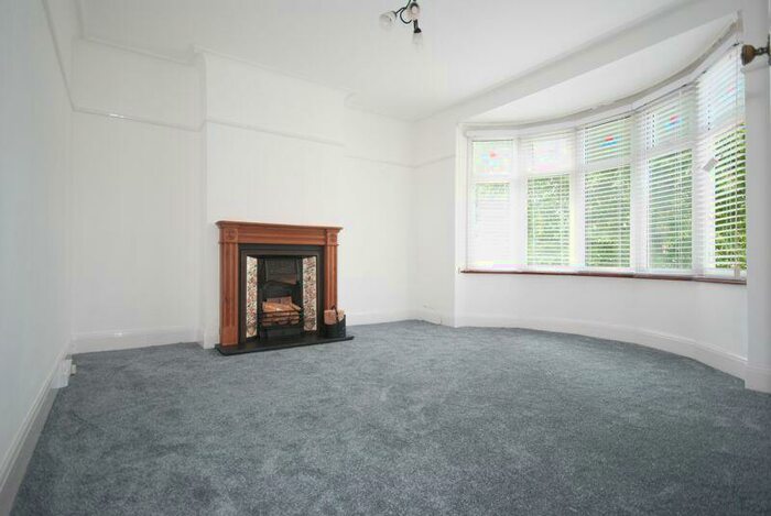 1 Bedroom Flat For Sale In Scarborough Drive, Leigh-On-Sea, Essex, SS9