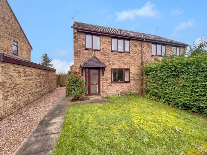 3 Bedroom Semi-Detached House For Sale In Sunningdale, Retford, DN22
