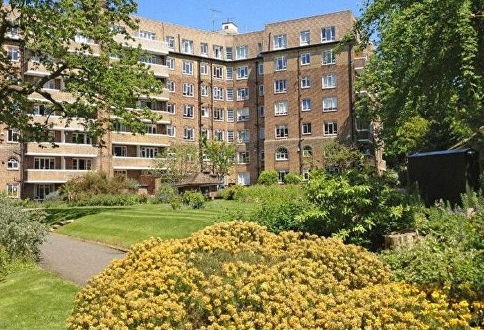 2 Bedroom Flat For Sale In Furze Hil, Hove, BN3