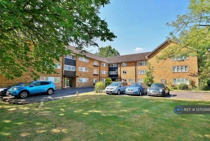 2 Bedroom Flat To Rent In Kingswood Court, Woking, GU21