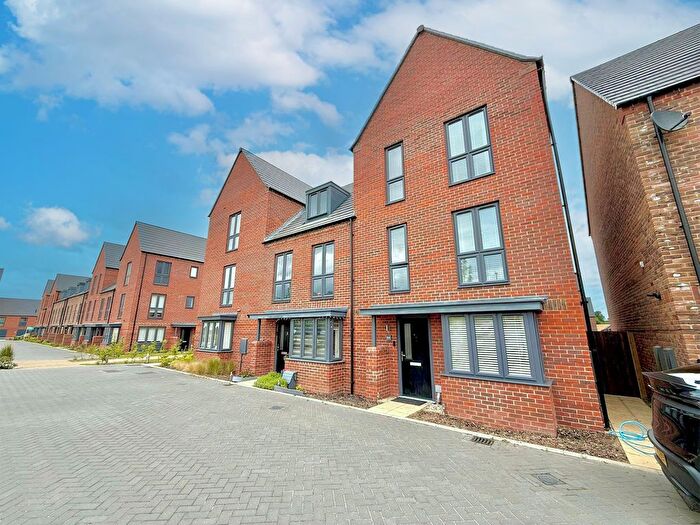 3 Bedroom End Of Terrace House For Sale In Waterslade Way, Linmere, LU5