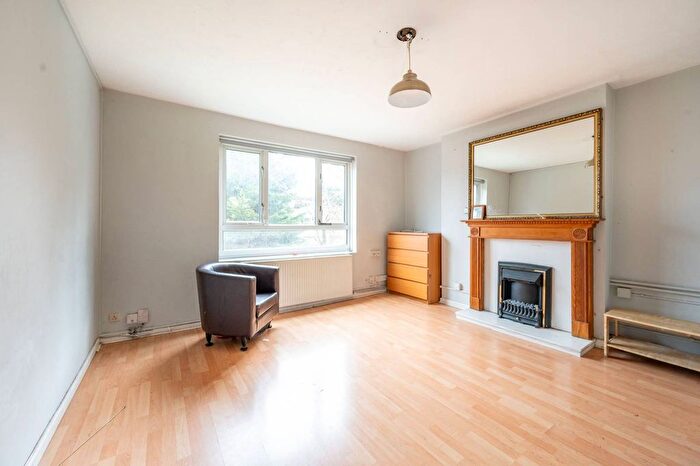 3 Bedroom Flat To Rent In Dawn Crescent, Stratford, London, E15