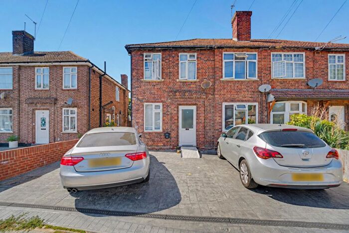 2 Bedroom Flat For Sale In Botwell Crescent, Hayes, UB3