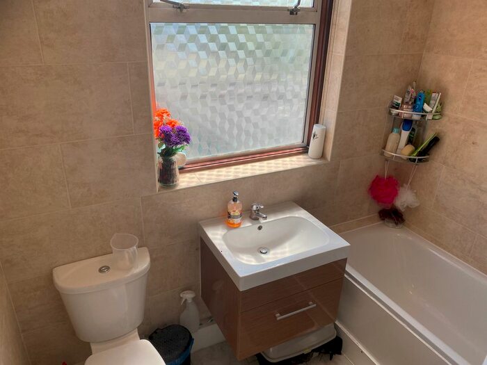 2 Bedroom Flat To Rent In Hanworth Road, Whitton, Hounslow, TW4