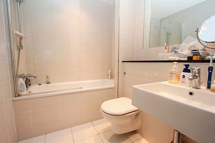 Apartment To Rent In Bute Terrace, Cardiff, CF10