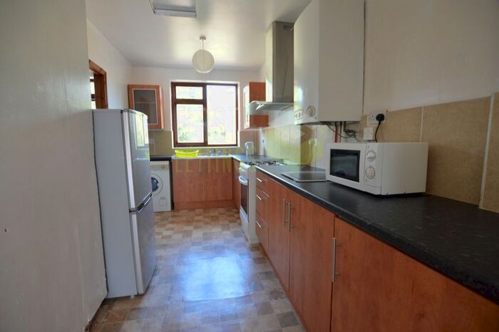 3 Bedroom Semi-Detached House To Rent In Gainsborough Road, Leicester LE2