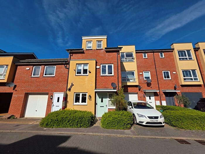 3 Bedroom Property For Sale In Stilton Close, Aylesbury, HP19
