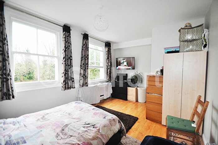 Studio To Rent In Colney Hatch Lane, London, N10