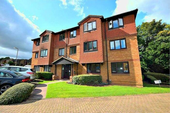 2 Bedroom Flat For Sale In Tylersfield, Abbots Langley, WD5