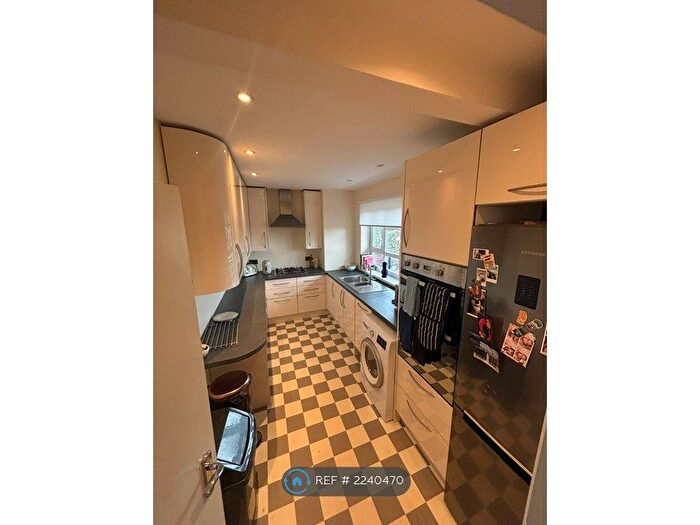 2 Bedroom Flat To Rent In Elstead House, London, SW2