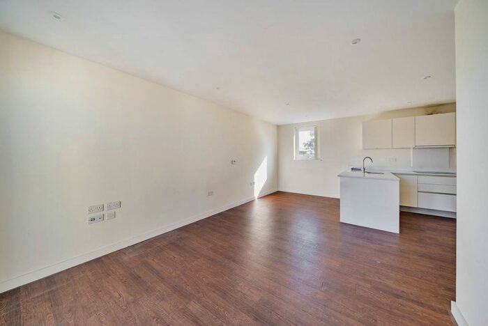 2 Bedroom Flat To Rent In Dukes Court, Stanmore, HA7
