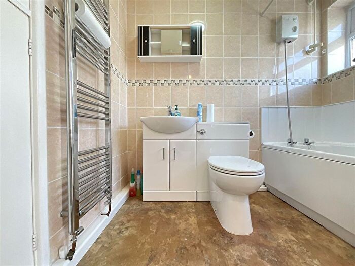 2 Bedroom Semi-detached Bungalow For Sale In Byward Drive, Scarborough, YO12