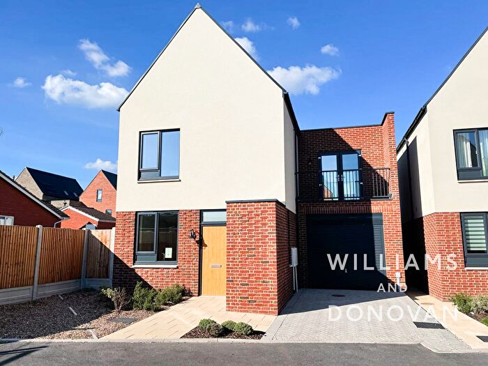 3 Bedroom Detached House To Rent In College Gardens, Rochford, SS4