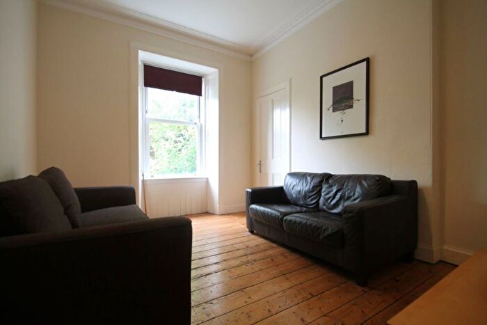3 Bedroom Flat To Rent In Step Row, Dundee, DD2