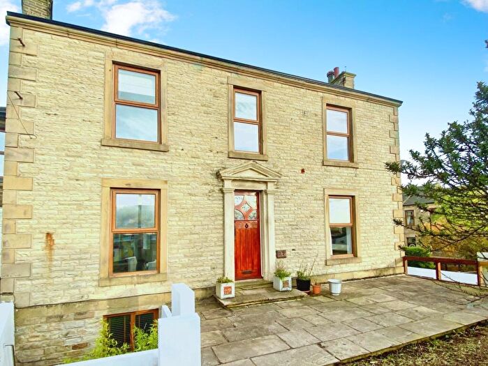 4 Bedroom Link Detached House To Rent In Oxford Road, Gomersal, Cleckheaton, West Yorkshire, BD19