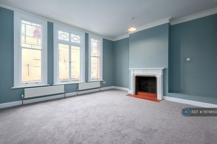 3 Bedroom Maisonette To Rent In High Street, Rochester, ME1