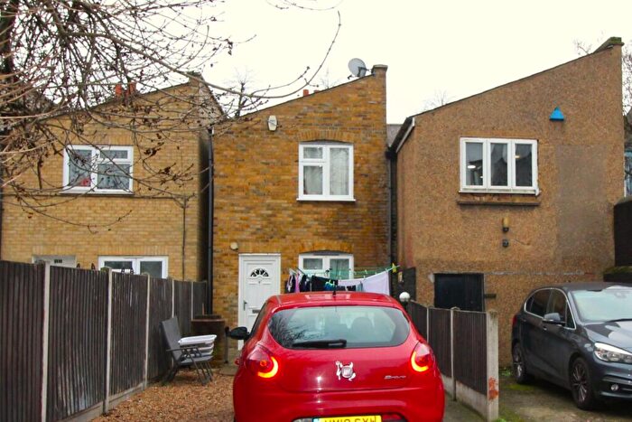 2 Bedroom Semi Detached House For Sale In Parkway, Rainham, RM13
