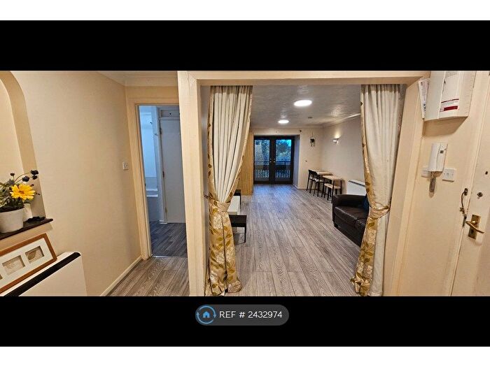 2 Bedroom Flat To Rent In West Quay Drive, Hayes, UB4