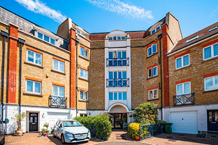 3 Bedroom Apartment For Sale In The Piazza, Eastbourne, BN23