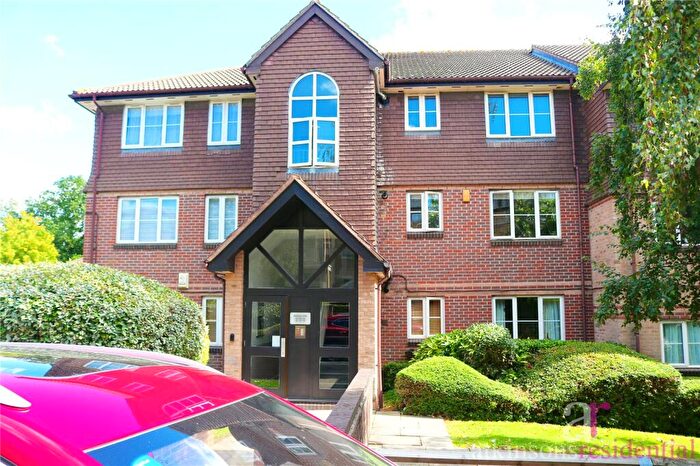 2 Bedroom Apartment For Sale In Waverley Road, Enfield, Middlesex, EN2
