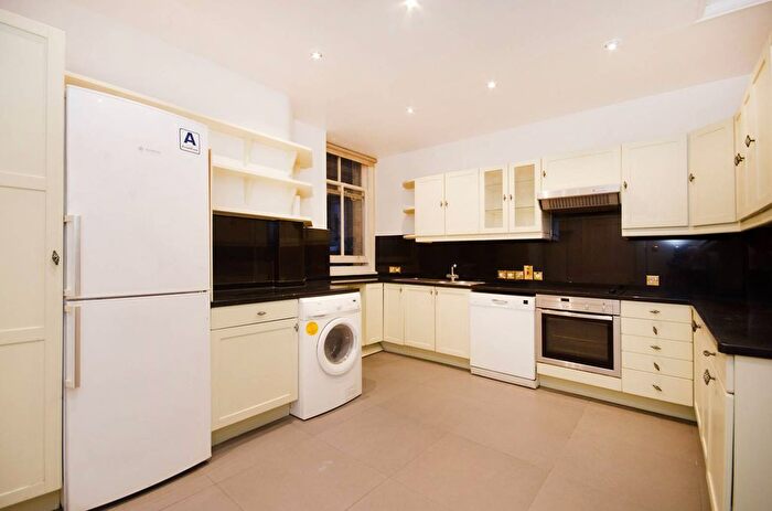 4 Bedroom Flat To Rent In Barkston Gardens, South Kensington, London, SW5